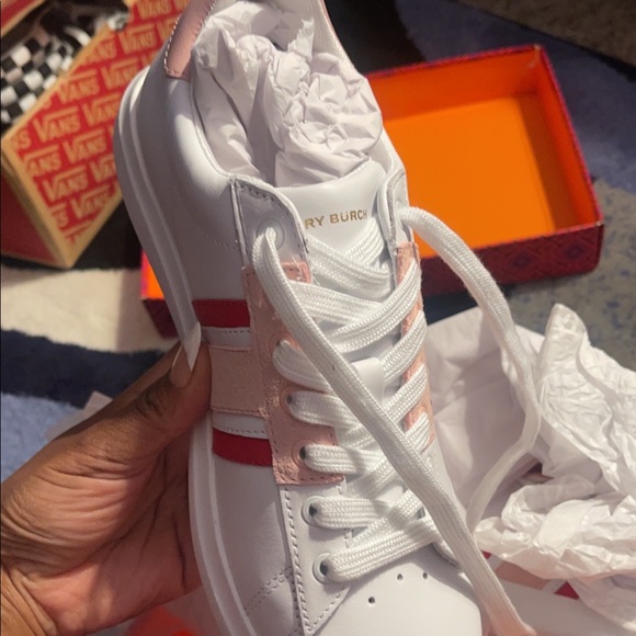 Brand New Tory sneakers 😍 woman’s size 8 can fit up to 8/12 - Picture 2 of 3